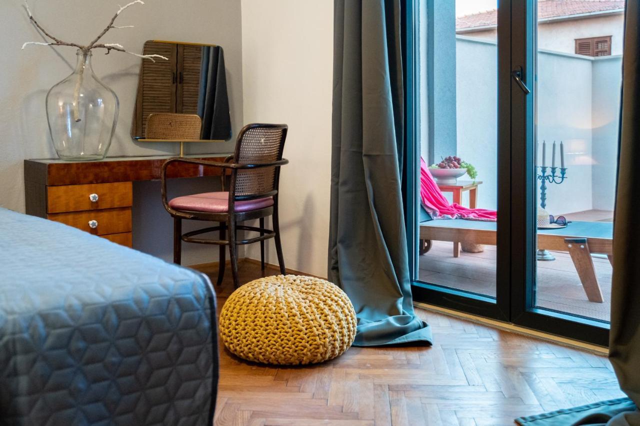 Apartment Lota With Heated Pool On Top Location Supetar Exterior foto