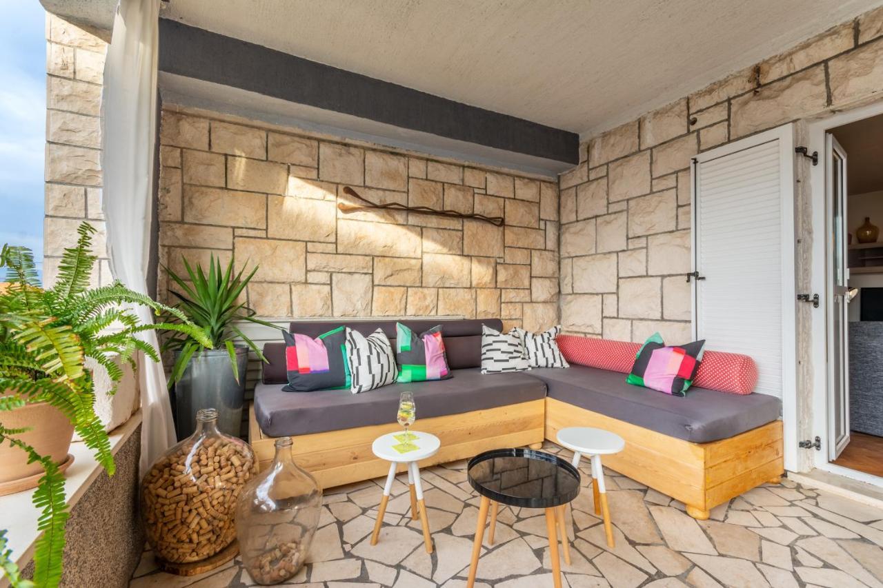 Apartment Lota With Heated Pool On Top Location Supetar Exterior foto